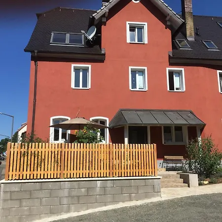Rotes Haus شقة